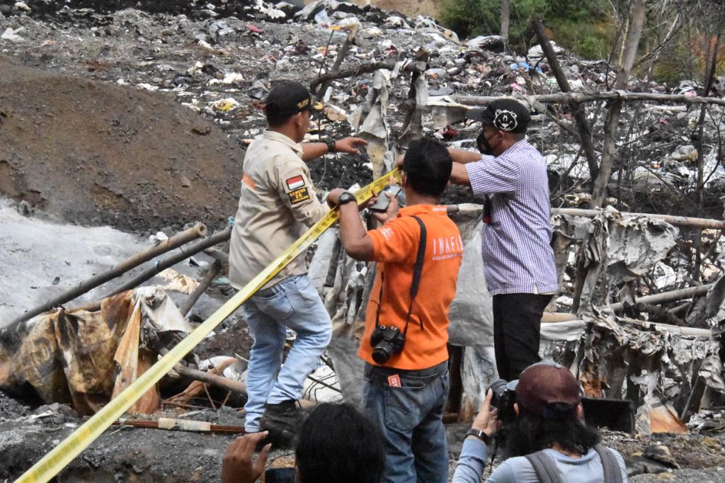 Polres Bogor Memasang Garis Polisi Lahan Pembuangan Limbah Ilegal Di